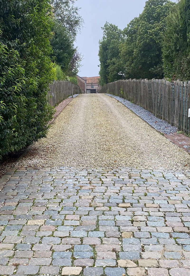 Une allée de maison néttoyée et entretenue par Sylvain Leroy